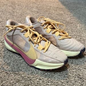 Men’s basketball shoes